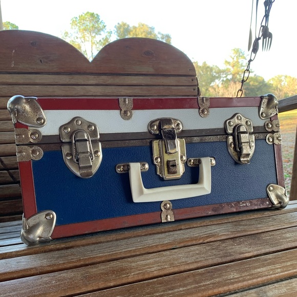 BEAUTIFUL ANTIQUE 1950’s RED WHITE and BLUE HARDSIDE CASE.  $120 OBO - Picture 3 of 15